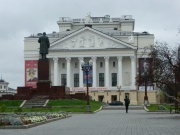 Памятник В.И.Ленину расположен на площади Свободы перед главным фасадом Татарского театра оперы и балета.

